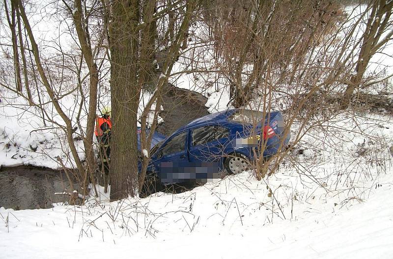 Auto sjelo do potoka, ven ho museli vytahovat jeřábem