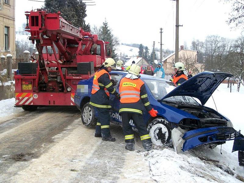 Auto sjelo do potoka, ven ho museli vytahovat jeřábem