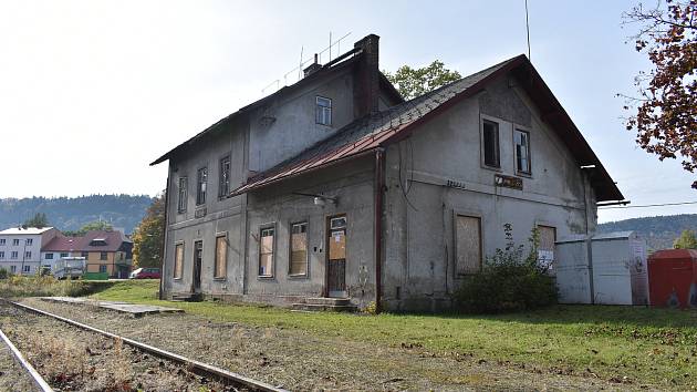 Vlakové nádraží v Žacléři je ve špatném stavu, na trati do Královce vlaky nejezdí v pravidelné dopravě od roku 2009.