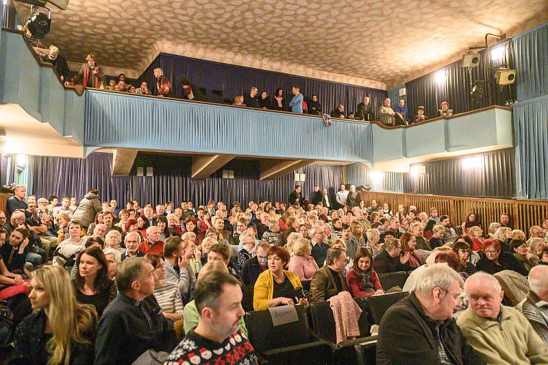 O slavnostní večer v Malých Svatoňovicích u příležitosti 130. výročí narození Karla Čapka byl veliký zájem.