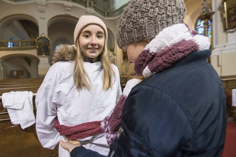 Z trutnovského kostela se vydali na sbírku tříkráloví koledníci.