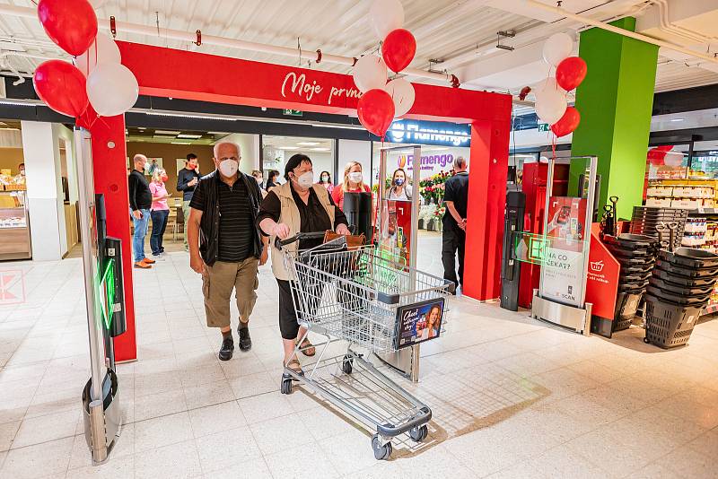 Trutnovská prodejna obchodního řetězce Kaufland přivítala ve středu 14. července první zákazníky při otevření po rekonstrukci.