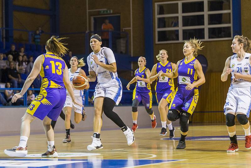 Ženská basketbalová liga: BK Loko Trutnov - Slovanka MB 86:70.