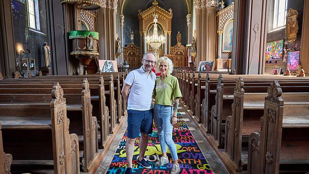Richard Krajčo s manželkou Karin otevřeli veřejnosti kostel v Chotěvicích, který opravují.
