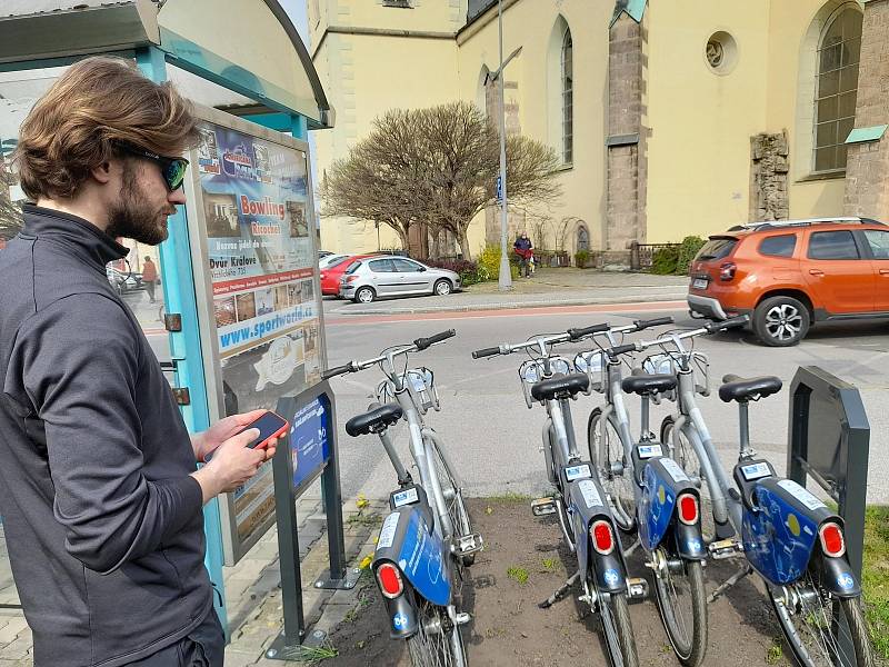 V pondělí 2. května instalovali pracovníci bikesharingové společnosti nextbike Czech Republic sdílená kola ve Dvoře Králové nad Labem.