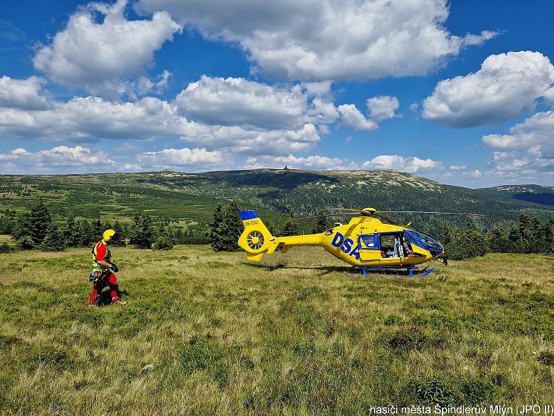 V Krkonoších spadl ve středu odpoledne paraglidista.