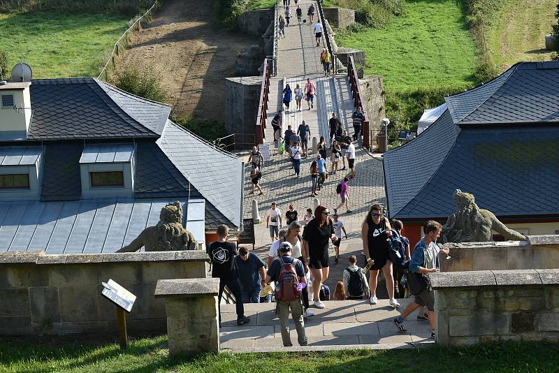 Letošní ročník Vinobraní na Kuksu byl jiný než ty předchozí. Víno neteklo po kaskádovém schodišti, stánky byly rozdělené do čtyř sektorů.