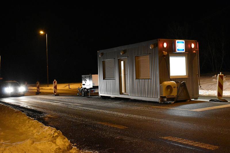 Po půlnoci byl vjezd na Trutnovsko od Semilska volný, policisté na stanovišti ve Vrchlabí nebyli.