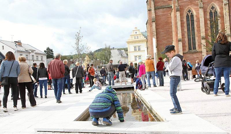 Slavnostní otevření opraveného náměstí Míru ve Vrchlabí.