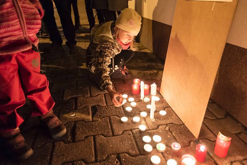 Lidé se sešli v neděli večer u trutnovského pivovaru pod nápisem Ferdinand Vaněk. První polistopadový prezident v  pivovaru za normalizace pracoval.