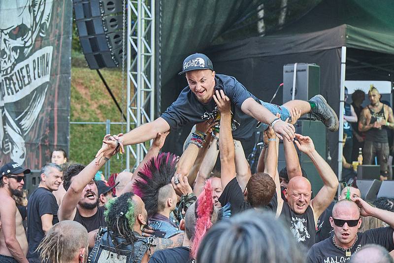 Trutnovské Bojiště patřilo vůbec poprvé punkovému festivalu Pod Parou.