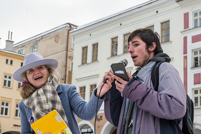 Demonstrace odpůrců protipandemických opatření v Trutnově na Krakonošově náměstí v neděli 23. ledna.