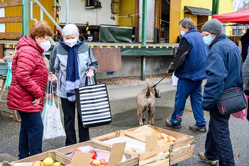 Lidé mohli v sobotu konečně vyrazit na farmářské trhy v Poříčí.