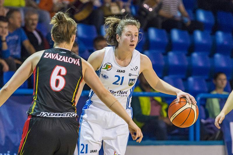 V derby basketbalistek vyhrál favorizovaný Hradec Králové v Trutnově 100:53. Součástí zápasu byla charitativní akce se Stacionářem mezi mosty Trutnov.