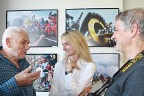 Markéta Navrátilová vystavuje fotky z Tour de France, kterou fotila 25 let, v Galerii Celnice v Malé Úpě. Je to unikátní výstava, protože běžně nevystavuje.