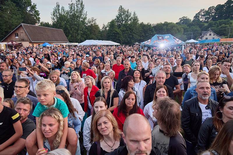 Koncert kapely Kryštof na Chotěvické pouti.