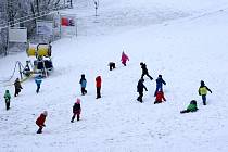 První sníh v Mladých Bukách si nenechaly ujít děti z místní mateřinky.