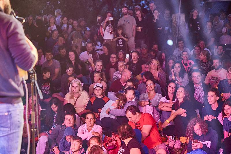 Koncert písničkáře Pokáče zahájil Kulturní léto na Štěrbově vile na Přehradě Les Království.