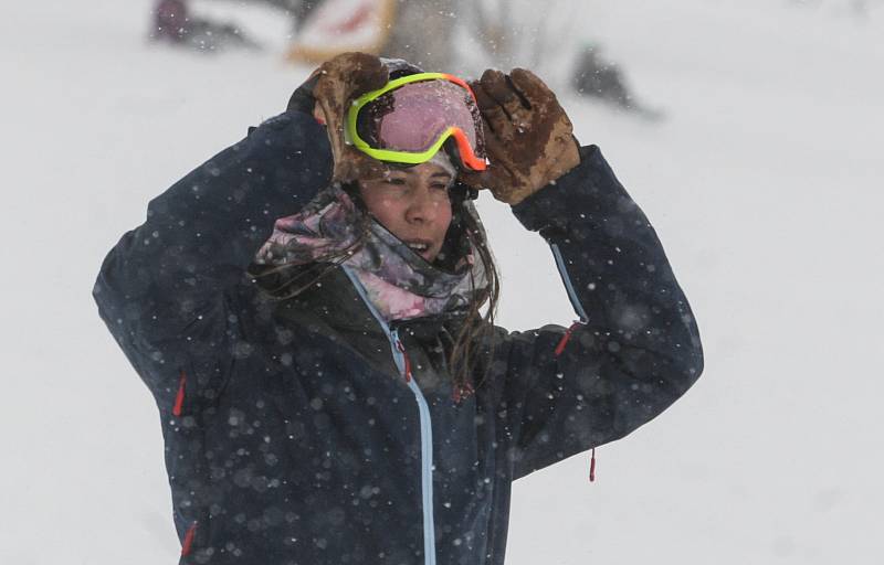 Olympijská vítězka ve snowboard crossu Eva Samková učila děti základům správné techniky jízdy na snowboardu v kempu ve Ski areálu U Slona na Dolní Moravě.