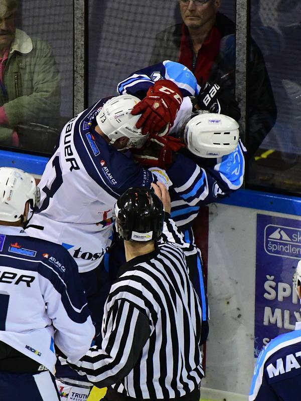 Vrchlabští hokejisté v okresním derby nedali Trutnovu žádnou šanci.