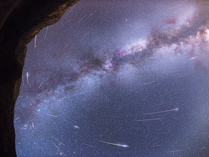 METEORY KAŽDÉHO ROJE  vylétají zdánlivě z jednoho bodu na obloze zvaného radiant. Že tomu tak je, dokladuje snímek astronoma Petra Horálka, který pořídil v roce 2013 krásnou kompozici meteorů vylétajících právě ze souhvězdí Persea.