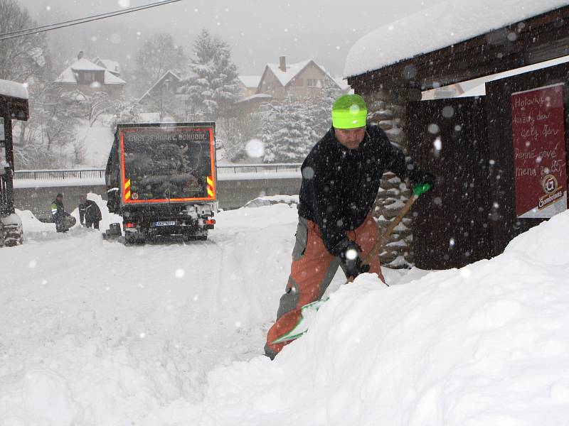 Úklid sněhu ve Svobodě nad Úpou