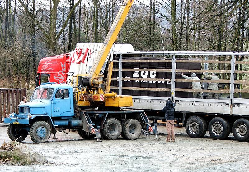 Transport indických nosorožců ze zoo Dvůr Králové do Portugalska