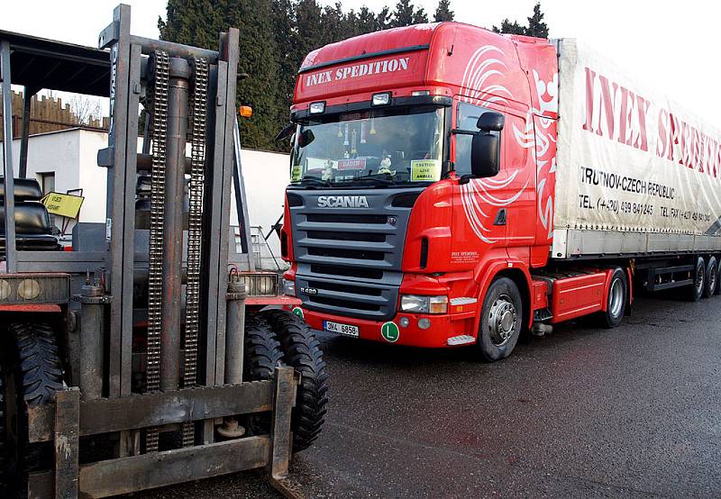 Transport indických nosorožců ze zoo Dvůr Králové do Portugalska