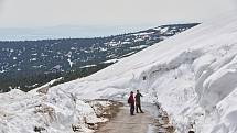 Druhý prodloužený květnový víkend využila řada lidí k výletům do hor a turistickým túrám v Krkonoších.