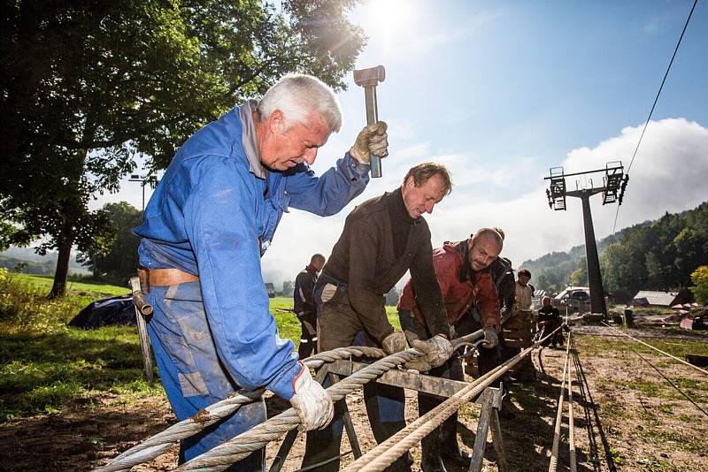 Do budování nové lanovky v Černém Dole se zapojil také rakouský specialista Erwin Gurschler. S desetičlenným týmem pracoval na spojení dvoukilometrového ocelového lana, které nese 78 sedaček.