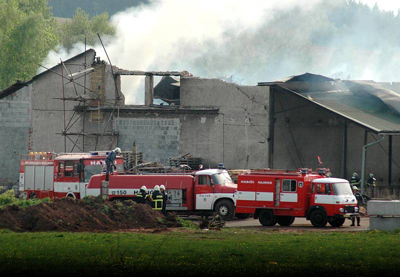Požár skladovací haly na Bojišti v Trutnově, pohřešují se dvě děti