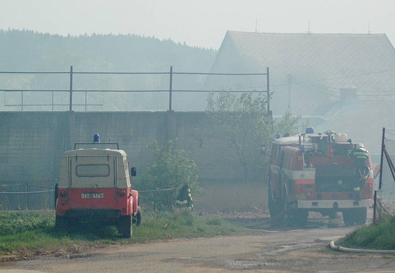 Požár skladovací haly na Bojišti v Trutnově, pohřešují se dvě děti