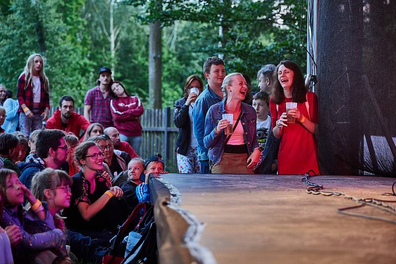 Koncert písničkáře Pokáče zahájil Kulturní léto na Štěrbově vile na Přehradě Les Království.