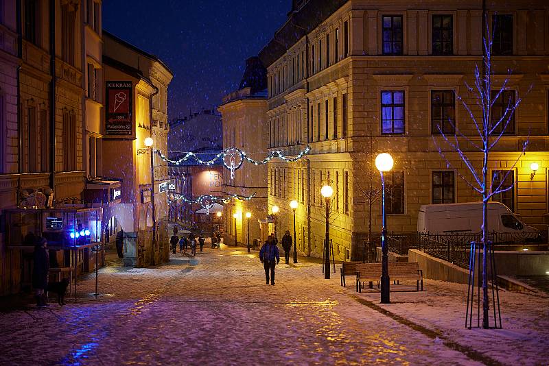 Vánoční strom na Krakonošově náměstí v Trutnově se rozsvítil v neděli večer.