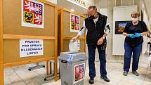 V Trutnově začaly v pátek ve 14 hodin volby do Poslanecké sněmovny.
