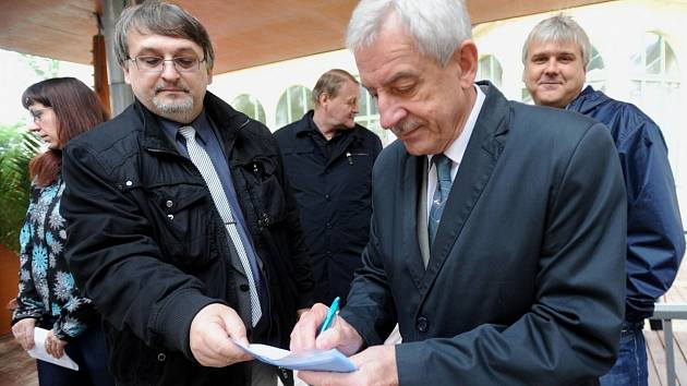 MINISTR zdravotnictví Leoš Heger (vpravo) podepisuje petici proti uzavření léčebny.