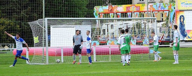 Milan Kulda střílí gól do sítě Hostinného