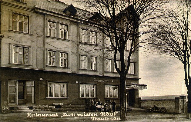 Na místě zbourané budovy střední školy ve Volanovské ulici v Trutnově stál v minulosti Hostinec U bílého koníčka. Pohlednice pochází z roku 1935.
