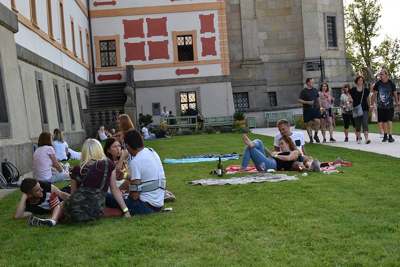 Letošní ročník Vinobraní na Kuksu byl jiný než ty předchozí. Víno neteklo po kaskádovém schodišti, stánky byly rozdělené do čtyř sektorů.