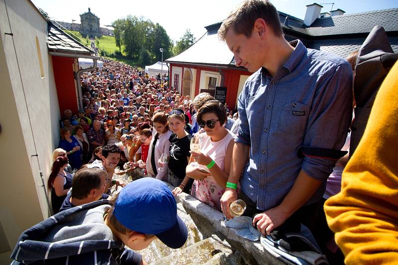 Při Vinobraní v Kuksu teklo po kaskádovém schodišti v barokním areálu v Kuksu víno.