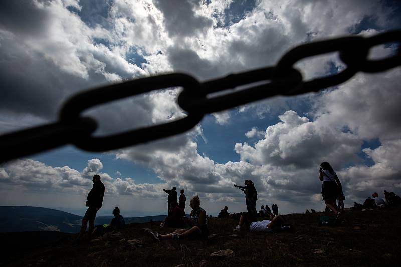 S vysokou návštěvností nejvyšší hory České republiky se pojí i problémy. Stovky turistů porušují zákaz vstupu a piknikují hned za cedulemi se zákazem.