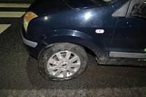 Řidička auta Ford Fusion při projíždění křižovatky ve Vrchlabí narazila do obruby vyvýšeného středového ostrůvku. Z místa nehody odešla a havarované auto nechala stát v křižovatce.