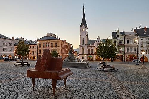 Ocelové klavíry na Krakonošově náměstí v Trutnově.