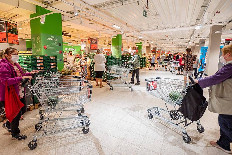 Trutnovská prodejna obchodního řetězce Kaufland přivítala ve středu 14. července první zákazníky při otevření po rekonstrukci.