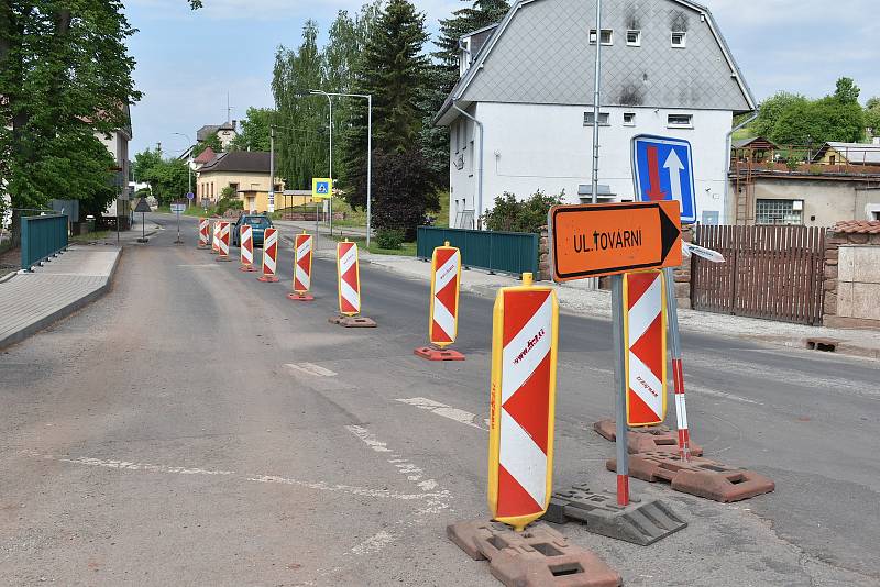 Páteřní most v centru Pilníkova u hasičské zbrojnice je už hotový, ŘSD ho opravovalo od poloviny loňského roku.