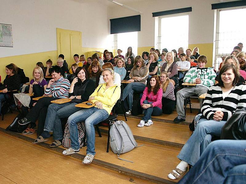 Studenti Obchodní akademie Trutnov absolvovali besedu s policisty.