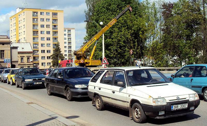 Dopravní fronty ve Dvoře Králové se tvořily v pondělí odpoledne