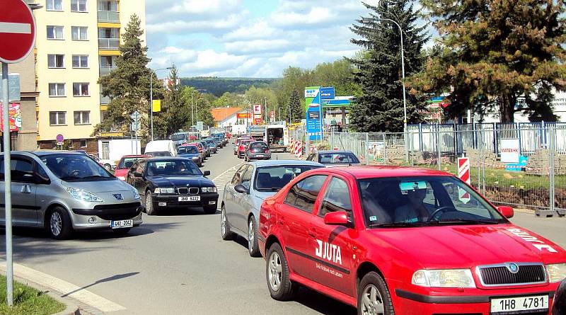 Dopravní fronty ve Dvoře Králové se tvořily v pondělí odpoledne