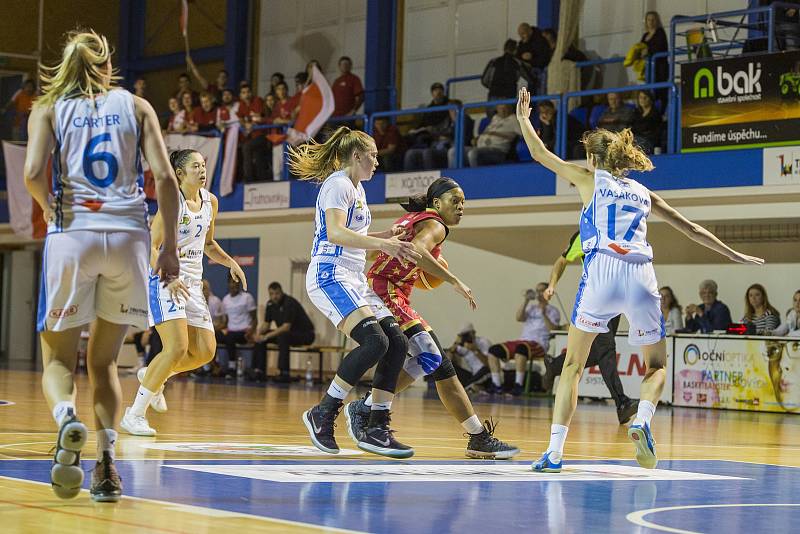 Basketbalistky Trutnova ve výborném ligovém utkání dosáhly cenného vítězství proti pražské Slavii