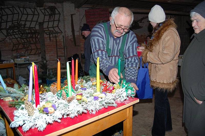 Libštátský vánoční trh se uplynulou sobotu konal již popáté. Za chladného počasí se přišlo k Janatům na dvůr podívat více jak 700 lidí.